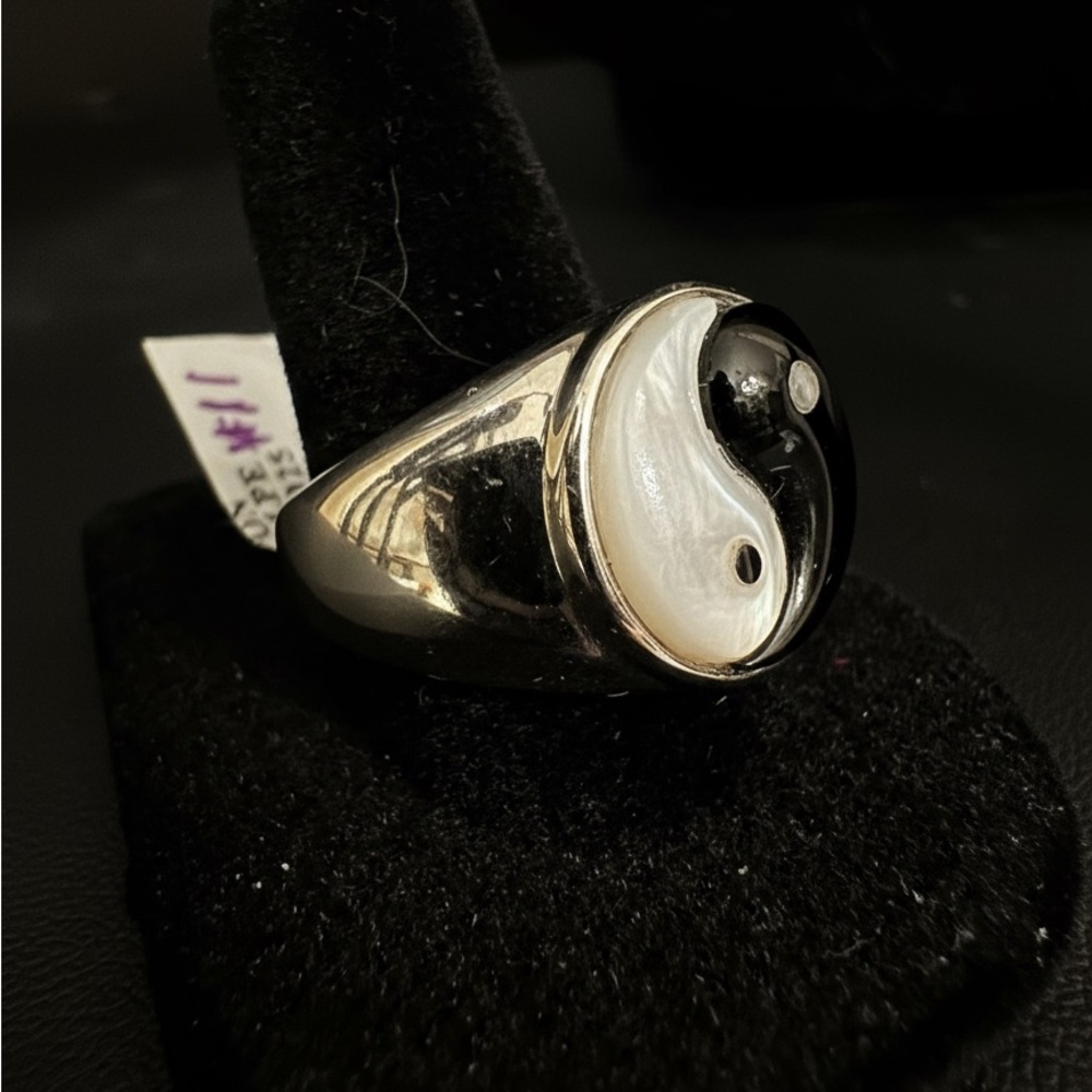 Elegant Yin Yang Black onyx & White‎ mother of pearl Ring worn by man or woman - Picture 2 of 6